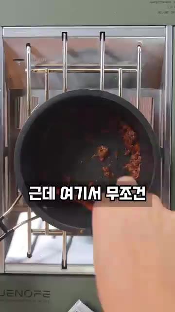 팬에 식용유를 두르고 고춧가루와 라면스프를 넣고 약불에 볶아줍니다. — 캠핑장에서 해먹는 윤남노 라면
