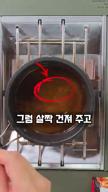물이 끓기 시작하면 면과 배추를 넣고 끓여줍니다. — 캠핑장에서 해먹는 윤남노 라면