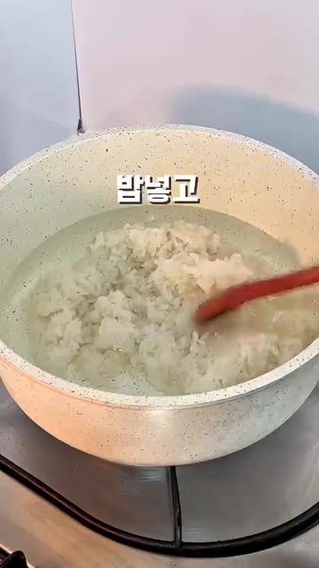 밥이 어느 정도 풀어지면 대파를 넣고 참치액 1큰술을 넣어 간을 한다. — 뜨끈한 계란죽