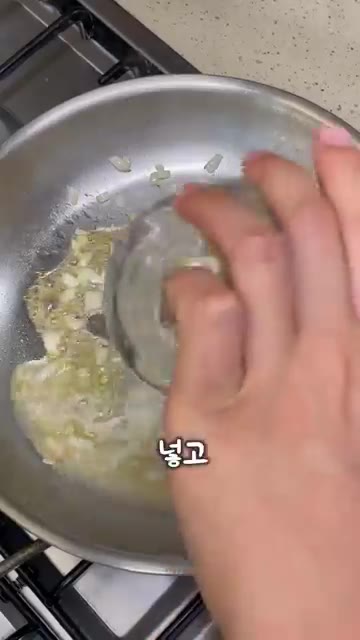 만든 소스를 그릇에 옮겨 담고 식초를 넣어 간을 맞춥니다. — 탄수화물 없이 먹는 계란 중 1등인 메뉴는?!