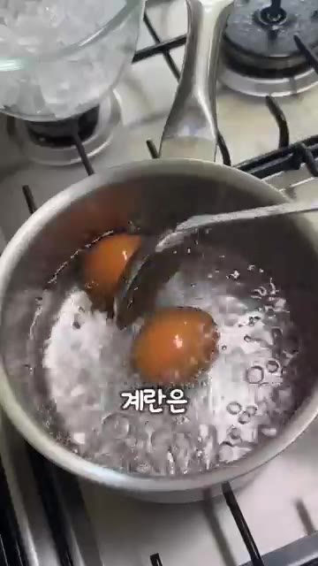 계란은 끓는 물에 반숙으로 6분 삶아 찬물에 식힌 후 껍질을 벗겨… — 탄수화물 없이 먹는 계란 중 1등인 메뉴는?!