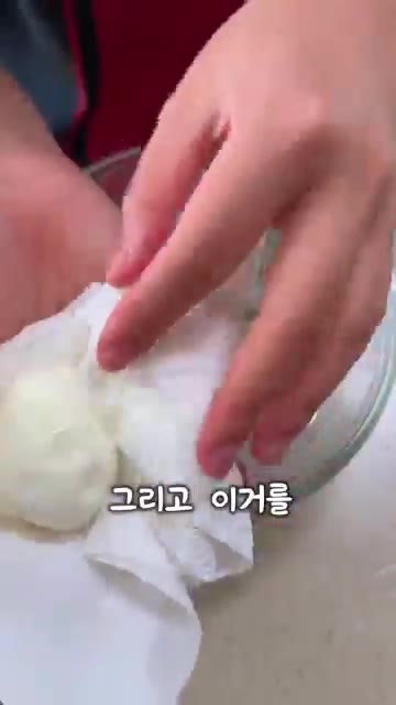 마늘은 얇게 썰어 약한 불에 연한 금색이 될 때까지 튀깁니다. — 탄수화물 없이 먹는 계란 중 1등인 메뉴는?!