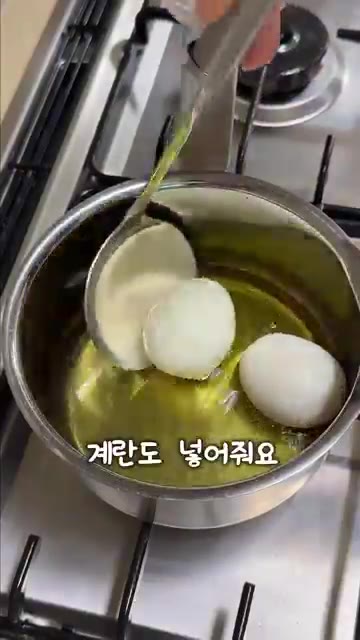 기름 온도를 올려 계란을 넣고 굴려가며 겉이 노릇해질 때까지 튀깁니다. — 탄수화물 없이 먹는 계란 중 1등인 메뉴는?!