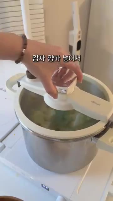 마지막으로 깻잎, 들깨가루, 고추를 넣고 5분 더 끓이면 완성이다. — 뼈 없이 간편하게! 앞다리살 순살 감자탕 레시피