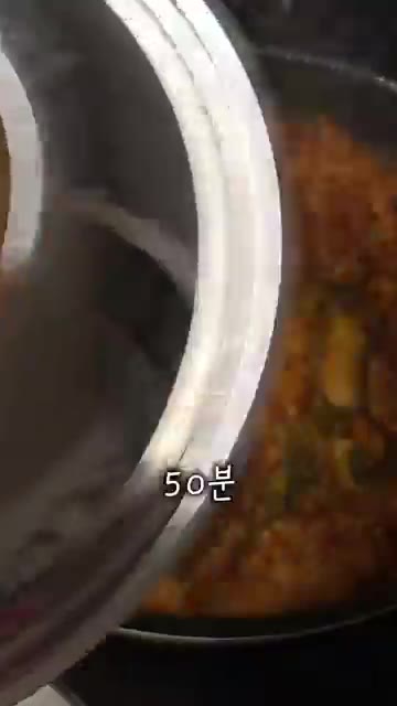 푹 익은 김치와 함께 접시에 담아내면 누린내 없이 야들야들 부드러운… — 돼지 김치찜, 이거 모르면 또 실패해요!