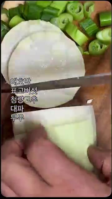 팬에 명란젓을 넣고 다진 마늘 1큰술, 물 500ml, 고춧가루 1… — 명랑젓알탕 만들기