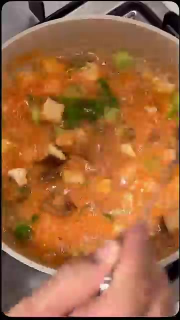 보글보글 끓으면 뚝배기에 옮겨 담아 맛있게 드시면 됩니다. — 명랑젓알탕 만들기