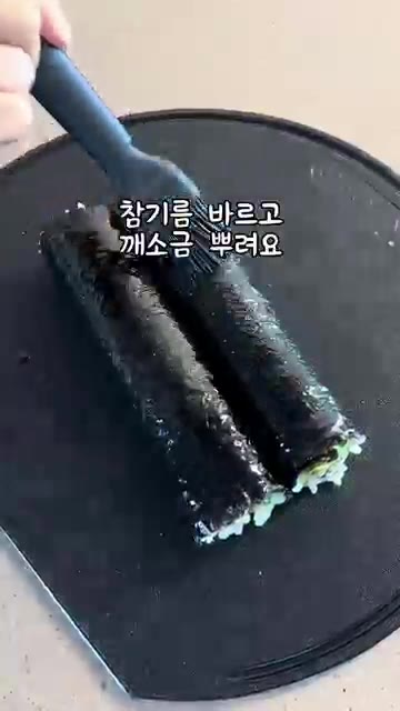 김 2장 위에 양념한 밥을 얇게 펴고, 절인 오이와 계란 지단을 올… — 아삭한 오이와 폭신한 계란의 환상 조합! 초간단 김밥 레시피