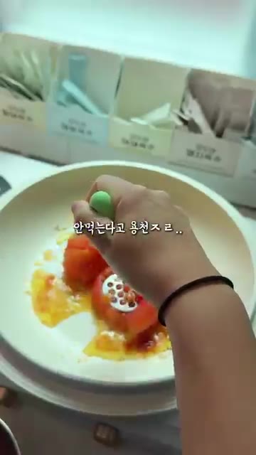 익힌 토마토와 양파를 으깨고, 다진 돼지고기를 넣어 함께 볶는다. — 이 영상을 이탈리아사람이 싫어합니다