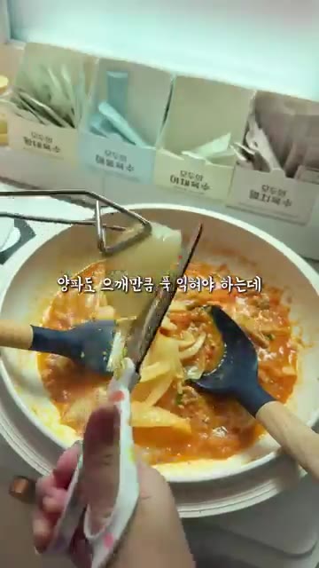 카레 조각을 넣고 파스타면 250g과 물 800ml를 부어준다. — 이 영상을 이탈리아사람이 싫어합니다