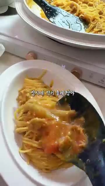 접시에 먹기 좋게 담아 올리브유와 파마산 치즈 가루, 파슬리 가루를… — 이 영상을 이탈리아사람이 싫어합니다