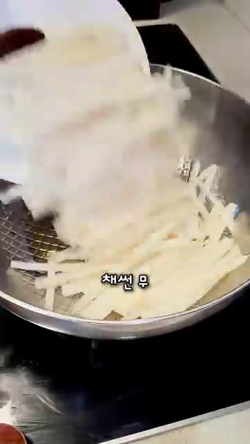 채 썬 무를 팬에 넣고 맛소금 0.3T를 넣어 2분간 볶다가 뚜껑을… — 냄비 하나로 콩나물&무나물 한 번에 만들기