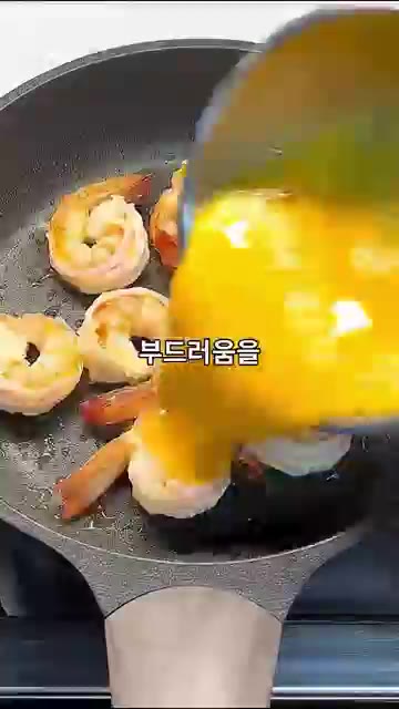 팬에 새우를 노릇하게 구워줍니다. — 고단백 조합! 탱글한 새우와 부드러운 계란 덮밥