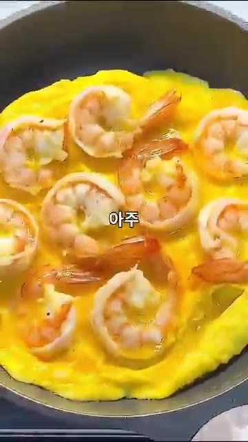 약불에서 풀어놓은 계란물을 붓고 오믈렛처럼 익혀줍니다. — 고단백 조합! 탱글한 새우와 부드러운 계란 덮밥
