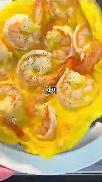 밥 위에 익힌 새우와 계란을 올리고 파슬리 가루를 뿌려 완성합니다. — 고단백 조합! 탱글한 새우와 부드러운 계란 덮밥