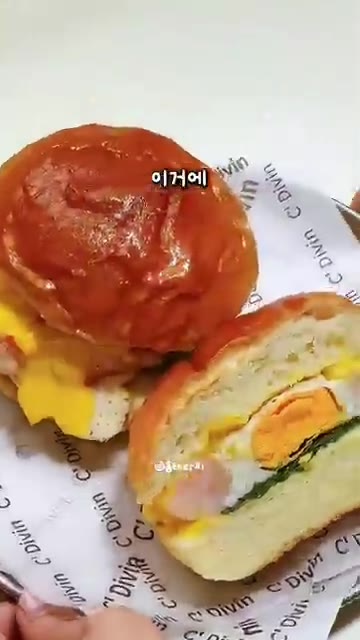 다진 새우를 동그랗게 모양을 잡아 팬에 올리고 계란을 깨뜨려 넣는다. — 사 먹는 것보다 훨씬 맛있는 엄마표 수제 새우버거 레시피
