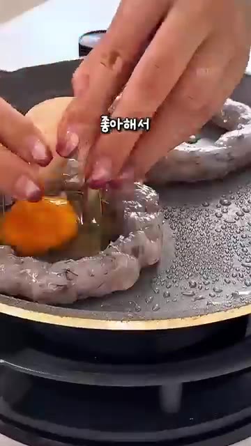 계란 위에 다진 옥수수와 홍피망, 후추를 뿌려준다. — 사 먹는 것보다 훨씬 맛있는 엄마표 수제 새우버거 레시피