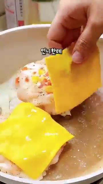 새우 패티 위에 슬라이스 치즈를 올린다. — 사 먹는 것보다 훨씬 맛있는 엄마표 수제 새우버거 레시피
