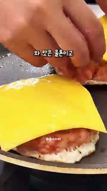 햄버거 번 안쪽에 양상추를 올리고 새우 패티를 올린 후 마요네즈를… — 사 먹는 것보다 훨씬 맛있는 엄마표 수제 새우버거 레시피