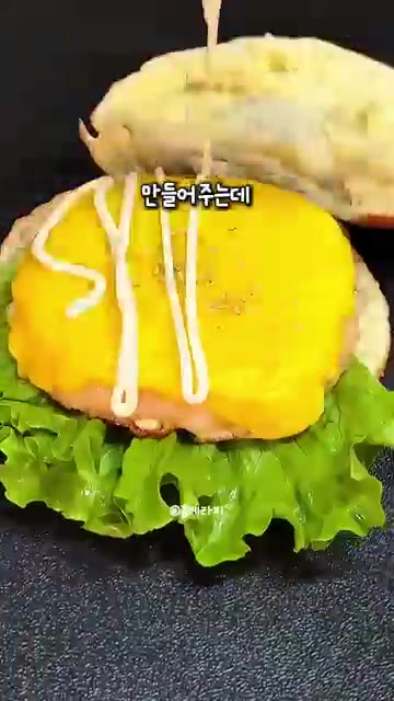 햄버거 번을 덮어 완성한다. — 사 먹는 것보다 훨씬 맛있는 엄마표 수제 새우버거 레시피