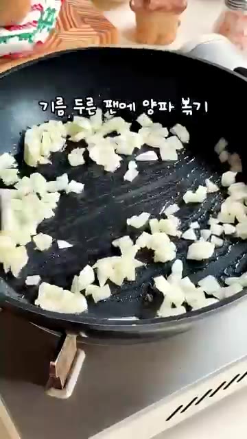 껍질 벗긴 감자를 작게 썰어 그릇에 담고 속까지 푹 쪄줍니다. — 치즈 밑에 감자가 가득! 이 감자 레시피로 3일만에 10kg 순삭했어요