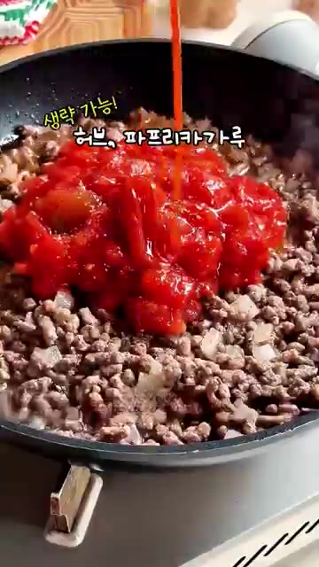 기름 두른 팬에 양파를 볶다가 다진 소고기를 넣고 수분을 날려 볶아… — 치즈 밑에 감자가 가득! 이 감자 레시피로 3일만에 10kg 순삭했어요