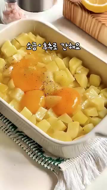 토마토, 소금, 후추, 토마토소스, 파프리카가루, 밀가루를 넣고 소… — 치즈 밑에 감자가 가득! 이 감자 레시피로 3일만에 10kg 순삭했어요