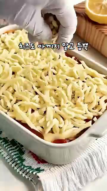 찐 감자에 달걀 4개를 넣고 소금, 후추로 간하여 고루 섞어줍니다. — 치즈 밑에 감자가 가득! 이 감자 레시피로 3일만에 10kg 순삭했어요
