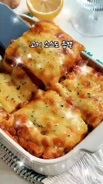 예열된 오븐 190도에서 20분간 굽고 파슬리를 뿌려 마무리합니다. — 치즈 밑에 감자가 가득! 이 감자 레시피로 3일만에 10kg 순삭했어요