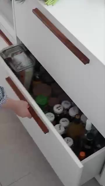 팬에 오일을 두르고 중불에서 소고기 겉면만 빠르게 볶아줍니다. — 제철 마늘쫑 이렇게 만들어 쟁여두세요! #솥밥 #밀프랩 #레시피