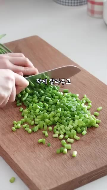 진간장, 다진마늘, 맛술, 알룰로스를 넣고 수분이 날아갈 때까지 보… — 제철 마늘쫑 이렇게 만들어 쟁여두세요! #솥밥 #밀프랩 #레시피
