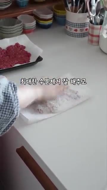 볶은 마늘쫑 고기 양념을 반은 솥밥용으로, 반은 보관용으로 나눠 담… — 제철 마늘쫑 이렇게 만들어 쟁여두세요! #솥밥 #밀프랩 #레시피