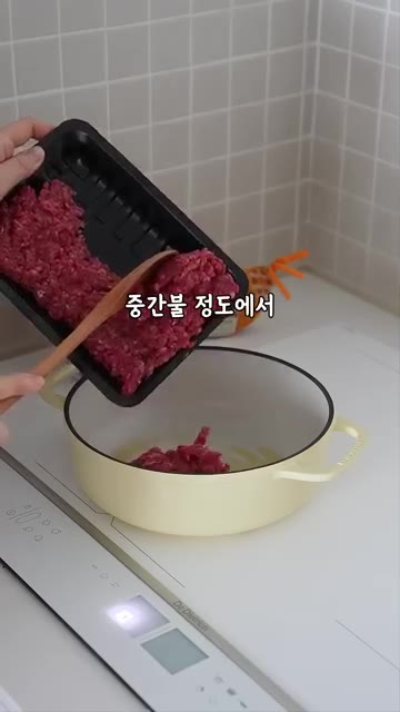 냄비에 씻은 백미와 물을 1:1 비율로 넣고 끓입니다. — 제철 마늘쫑 이렇게 만들어 쟁여두세요! #솥밥 #밀프랩 #레시피