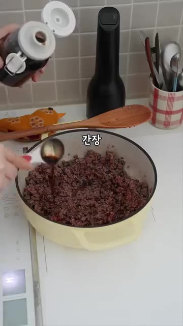 밥물이 끓어오르면 뚜껑을 닫고 약불로 줄여 12분간 끓입니다. — 제철 마늘쫑 이렇게 만들어 쟁여두세요! #솥밥 #밀프랩 #레시피