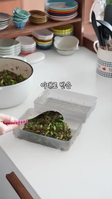 버터 한 조각을 올리고 뚜껑을 닫아 10분간 더 뜸을 들입니다. — 제철 마늘쫑 이렇게 만들어 쟁여두세요! #솥밥 #밀프랩 #레시피