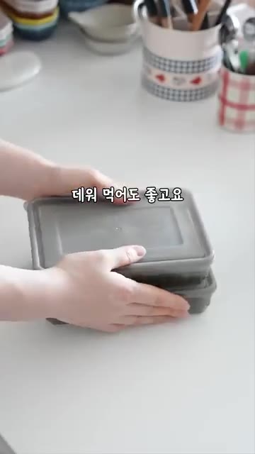 완성된 솥밥에 참깨를 뿌려줍니다. — 제철 마늘쫑 이렇게 만들어 쟁여두세요! #솥밥 #밀프랩 #레시피