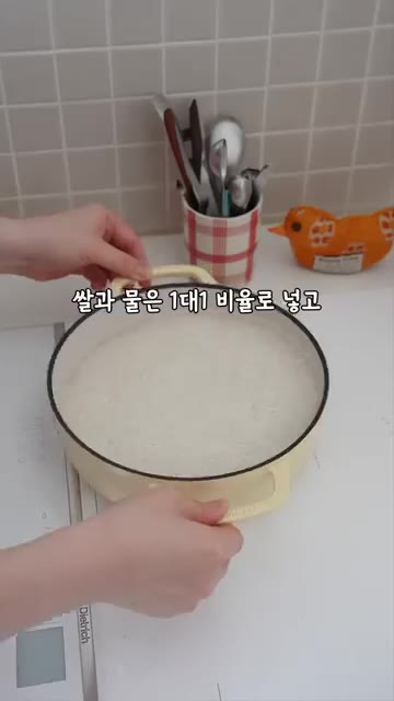 김 위에 밥과 토핑을 덜어 싸 먹으면 맛있습니다. — 제철 마늘쫑 이렇게 만들어 쟁여두세요! #솥밥 #밀프랩 #레시피