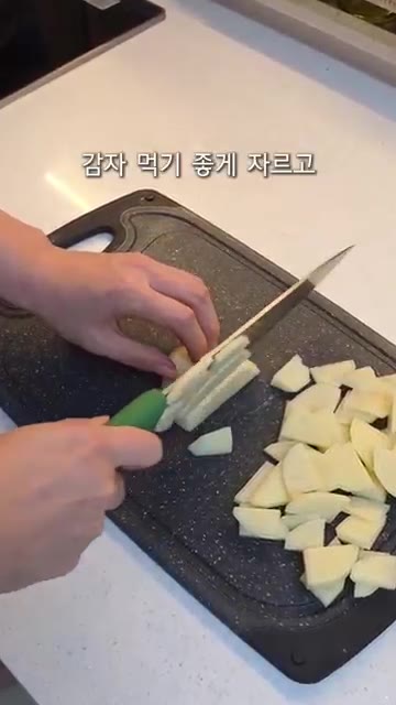팬에 올리브유를 두르고 닭다리살을 껍질부터 앞뒤로 노릇하게 구워줍니다. — 닭다리살로 만든 닭곰탕 레시피