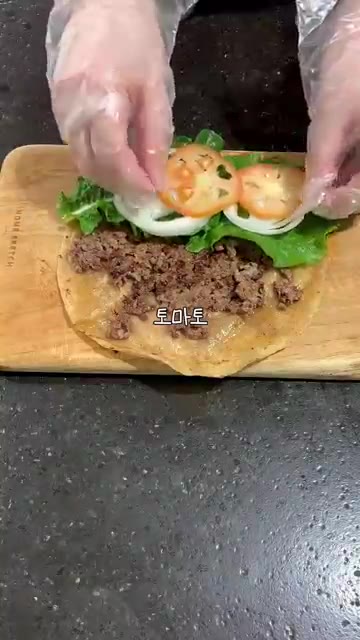 구워진 또띠아 위에 양상추, 양파 슬라이스, 토마토 슬라이스, 슬라… — 황금비율 소스만 기억해두세요 또띠아와퍼