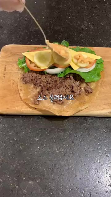 만들어둔 소스를 듬뿍 뿌려준다. — 황금비율 소스만 기억해두세요 또띠아와퍼