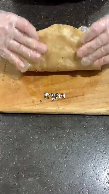 또띠아를 반으로 접어 잘라주면 완성이다. — 황금비율 소스만 기억해두세요 또띠아와퍼