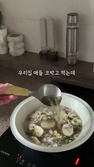 냄비에 채수 600ml와 천연육수가루 1포를 넣고 끓입니다. — 10분 준기 아기 저녁밥, 순두부김계란국