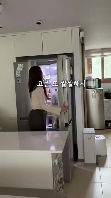 계란 1알을 풀어 넣고 순두부 1/2개와 김가루를 넣습니다. — 10분 준기 아기 저녁밥, 순두부김계란국