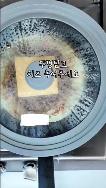 고기부터 익히고 반대쪽도 노릇하게 구워줍니다. — 또띠아로 만드는 초간단 빅맥타코 레시피
