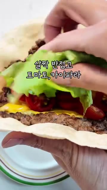 슬라이스 치즈를 올리고 뚜껑을 덮어 치즈를 녹여줍니다. — 또띠아로 만드는 초간단 빅맥타코 레시피