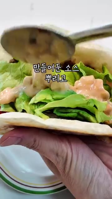 또띠아를 살짝 반 접고 방울토마토와 양상추를 올립니다. — 또띠아로 만드는 초간단 빅맥타코 레시피