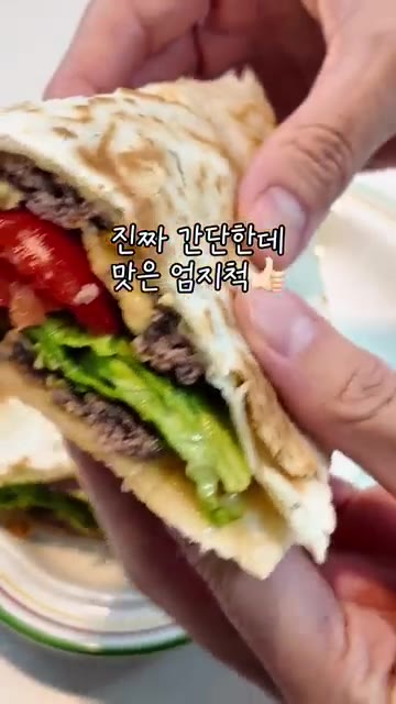 반으로 접어 잘라주면 완성입니다. — 또띠아로 만드는 초간단 빅맥타코 레시피