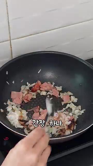 양파가 투명해지면 설탕 반, 간장 하나, 케첩 둘을 넣고 밥 한 공… — 간단 오므라이스 만들기