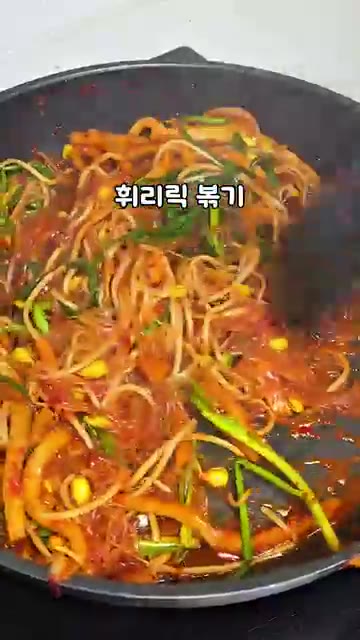 부추 한 줌을 넣고 휘리릭 볶아줍니다. — 강민경 다이어트 매콤한 곤약잡채 레시피
