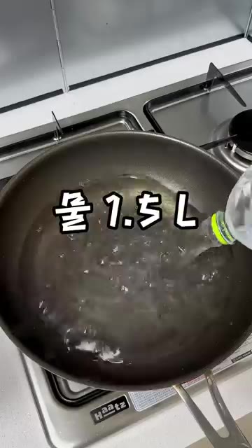 냄비에 물 1.5L를 붓고 김치, 김치국물, 코인육수 2알을 넣어… — 속이 확 풀리는 얼큰 김치콩나물국